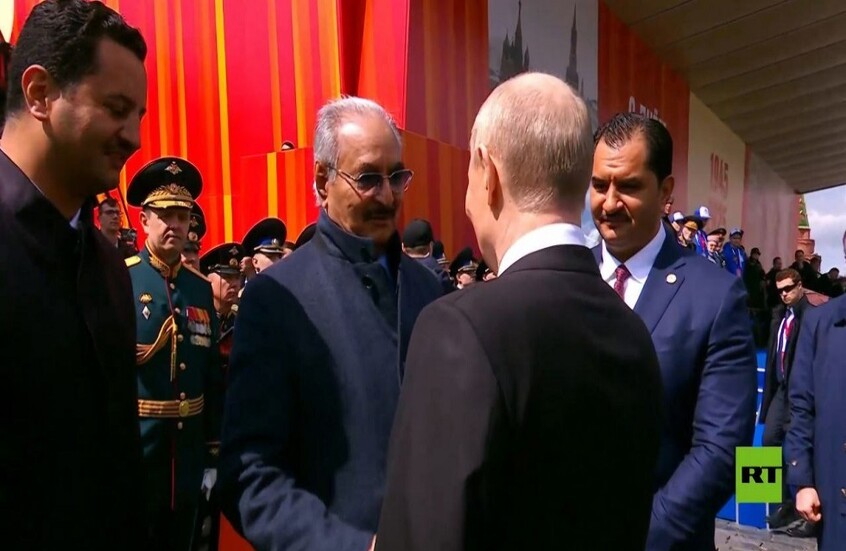 بوتين وحفتر يتبادلان الحديث في الساحة الحمراء بعد العرض العسكري بمناسبة عيد النصر