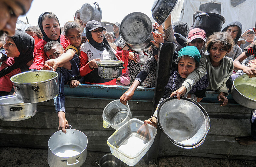 "نيويورك تايمز": ترامب قد يعلن خلال أيام خطة لتوزيع المساعدات في قطاع غزة