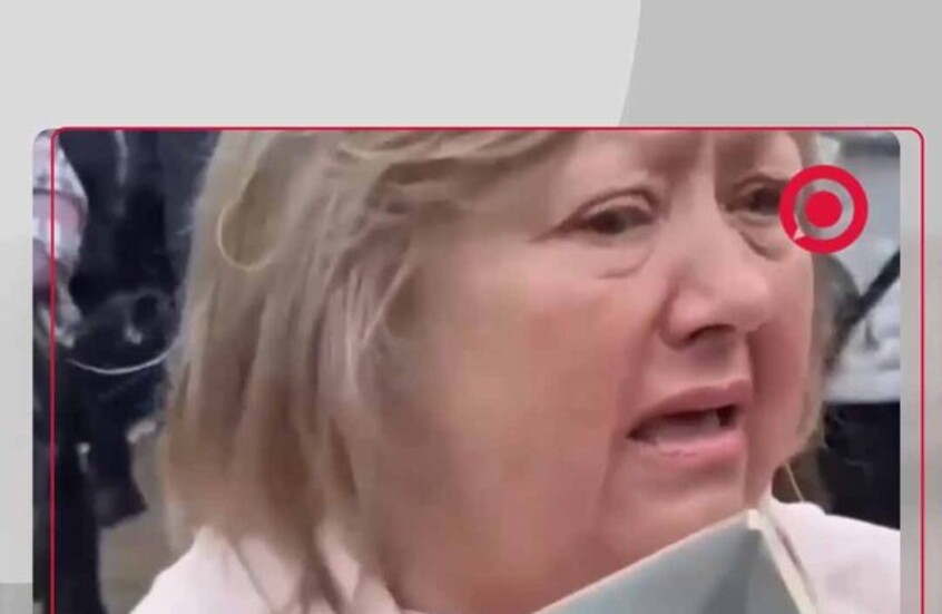 امرأة تحمل العلم الأوكراني تعتدي على إحدى المشاركات في "مسيرة النصر"