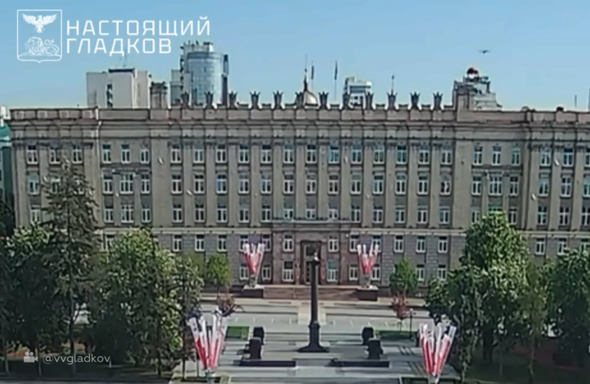 شاهد.. مسيرة أوكرانية تهاجم مبنى حكومة مقاطعة بيلغورود