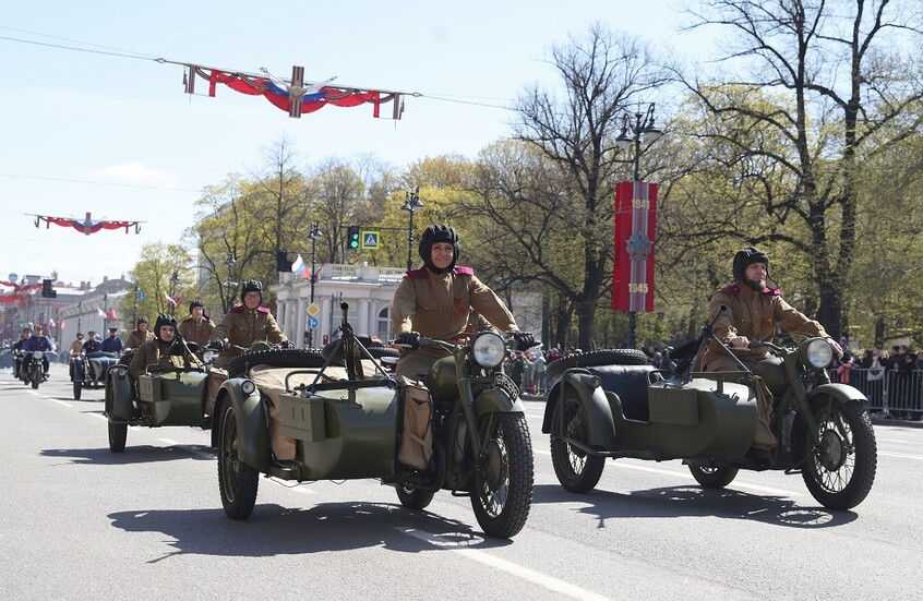 منتخب روسيا لكرة القدم يحتفل بيوم النصر بقصيدة "الوطن".. فيديو
