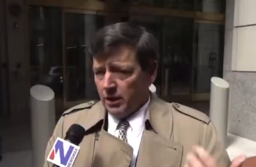 لقطة "مقززة".. سيدة تهاجم مرشح ترامب السابق لمنصب المدعي الفيدرالي الأعلى بواشنطن العاصمة (فيديو)