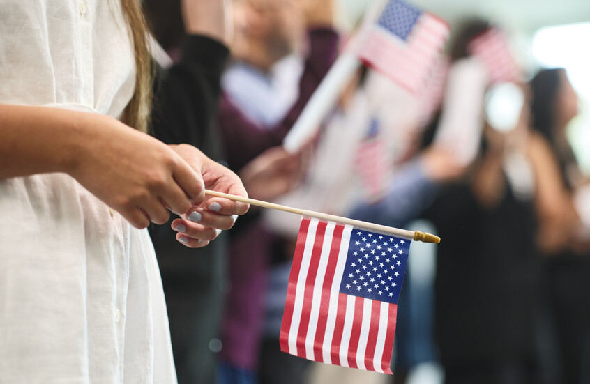 السلطات الأمريكية تمنع سيدة أعمال "جذابة" من دخول البلاد لمدة 5 سنوات