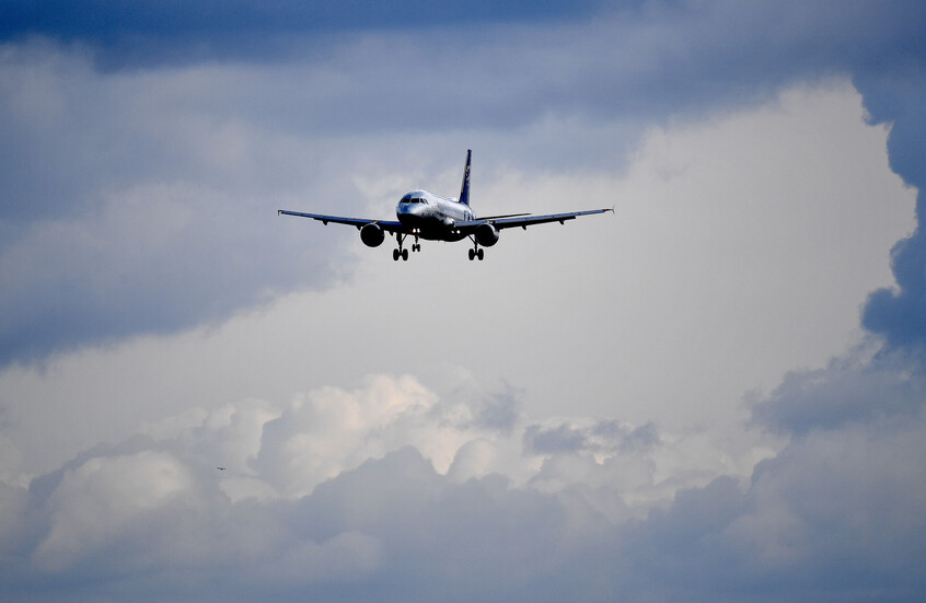 السعودية تستعد لفتح خط جوي مباشر مع ليبيا بعد مباحثات أمنية في مطار معيتيقة