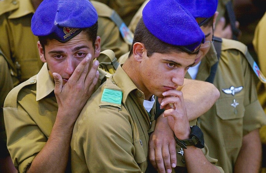 جندي إسرائيلي يعاني من "صدمة غزة" يطلق النار على جاره ويتبول على فراشه أثناء النوم