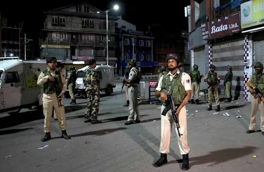 سماع دوي انفجارات في سريناغار واتهامات هندية لباكستان بخرق وقف إطلاق النار