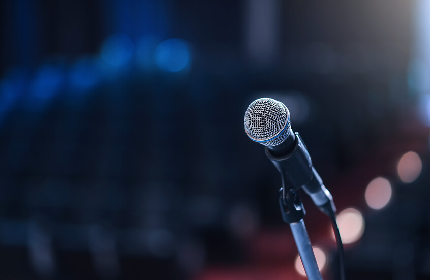 وفاء لوصيته.. فنانة لبنانية شهيرة تعود إلى المسرح بعد أسبوع من وفاة زوجها