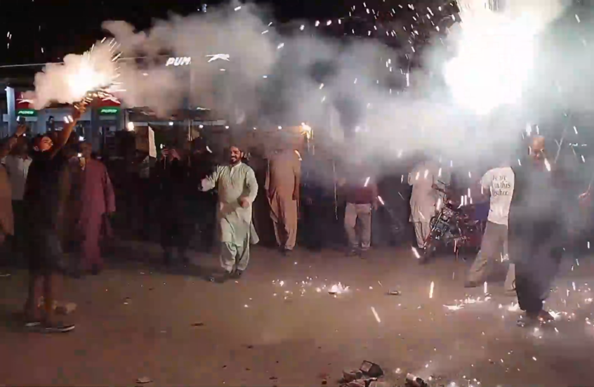 احتفالات وألعاب نارية في باكستان ترحيبا بوقف إطلاق النار مع الهند