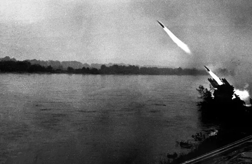 طيار ينقذ قائده وينتشله من أرض المعركة..