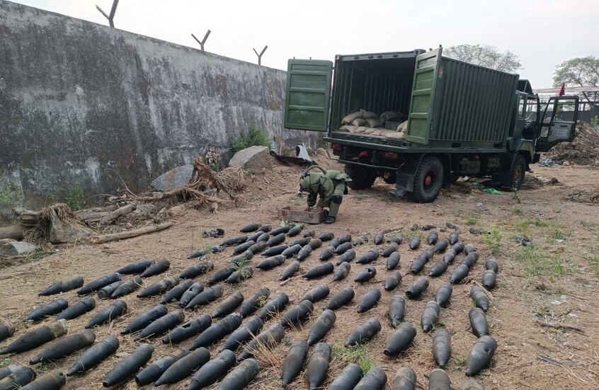 مصرع 13 شخصا بينهم 4 عسكريين بانفجار ذخيرة أثناء التخلص منها في إندونيسيا (فيديو)