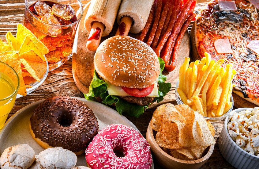 5 دقائق فقط من إعلانات الوجبات السريعة قد تكون السبب وراء سمنة الأطفال!