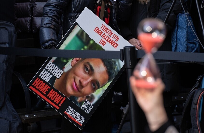 الجيش الإسرائيلي يعلن تسلم الأسير عيدان ألكسندر ويقول أنه بصحة جيدة