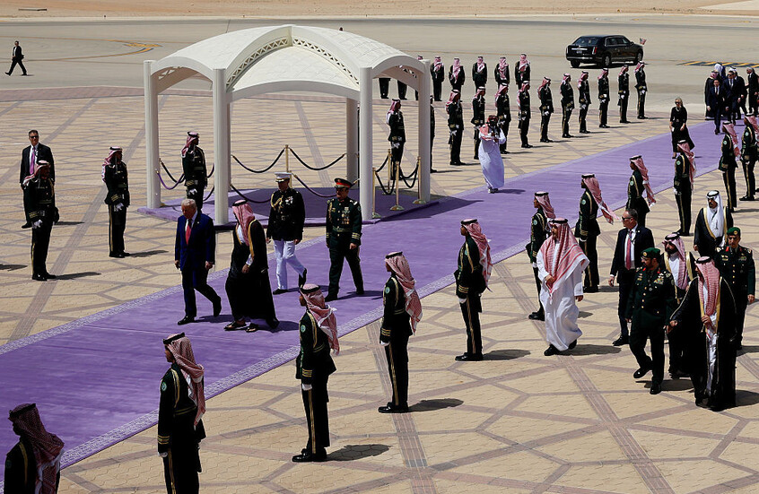 Kırmızı yerine mor: Riyad'da Trump'ı karşılamak için serilen halının gizli rengi