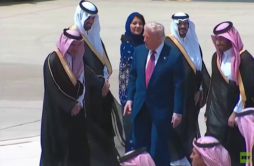 لحظة استقبال ولي العهد السعودي للرئيس الأمريكي في مطار الرياض