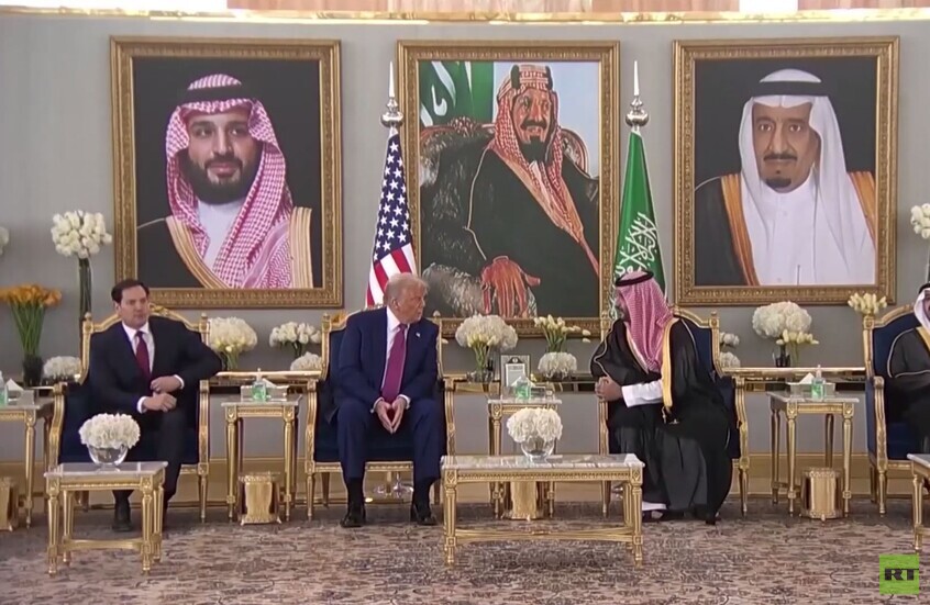 محمد بن سلمان يرحب بترامب في الصالة الملكية بمطار الملك خالد الدولي في الرياض