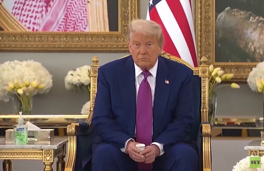 ترامب يمتنع عن شرب فنجان القهوة العربية خلال استقباله في مطار الرياض