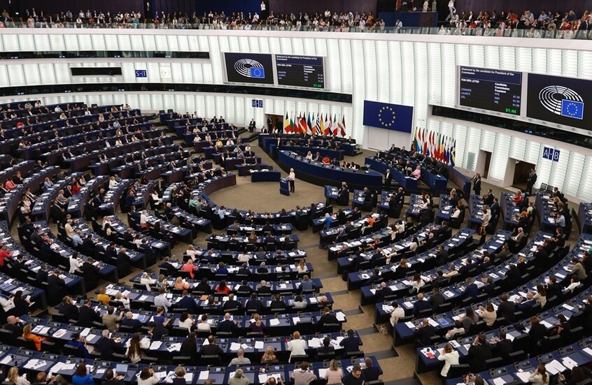 البرلمان الأوروبي يحقق في زيارة وفد من نوابه موسكو لحضور احتفال روسيا بعيد النصر (صورة)