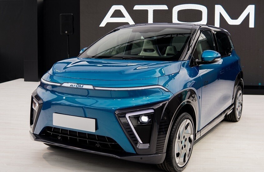 روسيا تختبر متانة سيارة Atom الكهربائية