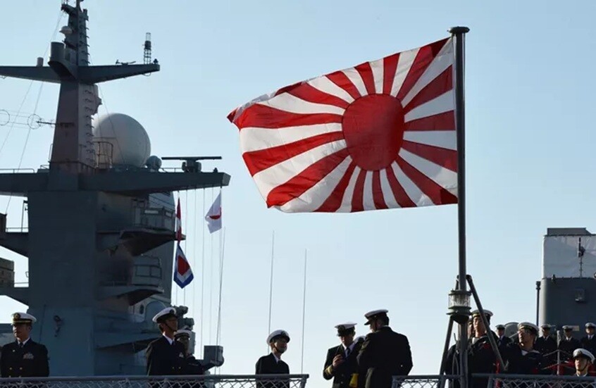 جثة انتحاري وبقايا محرك بين حطام حاملة طائرات أمريكية!