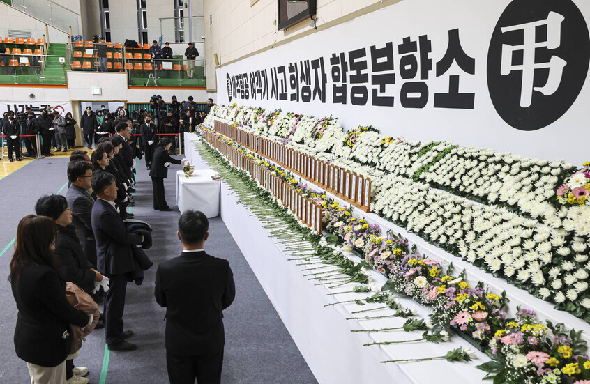 أسر ضحايا حادث طائرة ركاب في كوريا الجنوبية يتقدمون بشكوى ضد 15 مسؤولا