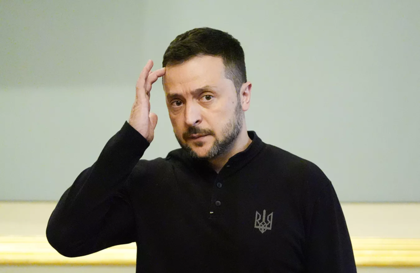 "وقع عليها بنفسه".. صحفي يسخر من شروط زيلينسكي للتفاوض