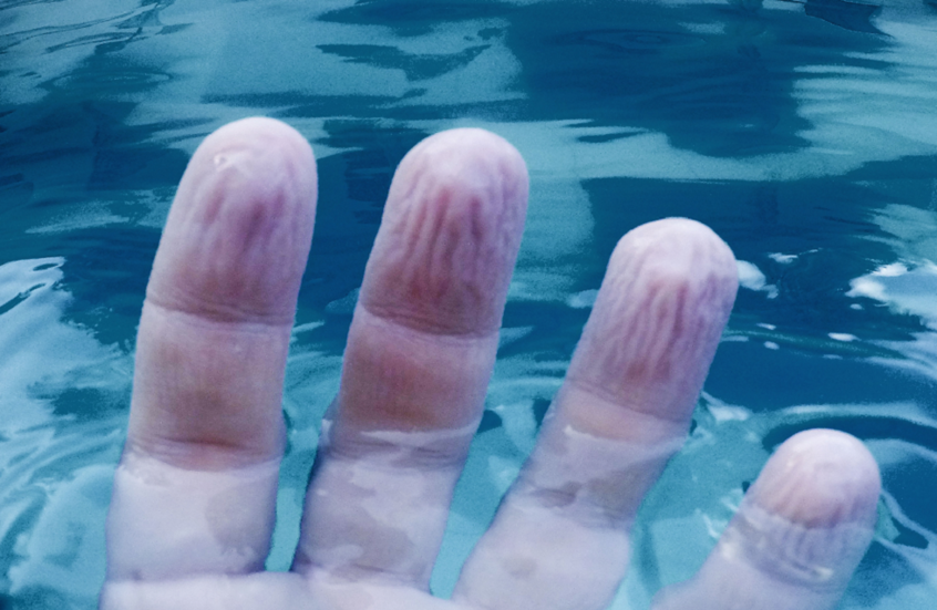 السر وراء تجاعيد أطراف الأصابع المبللة