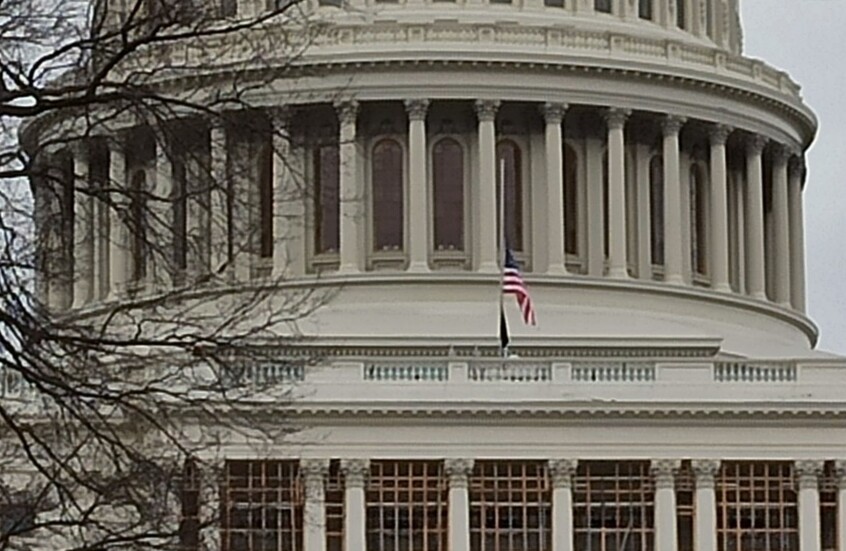 سيناتور أمريكي: يبدو أن ترامب اعتبر العملية ضد الحوثيين مكلفة للغاية