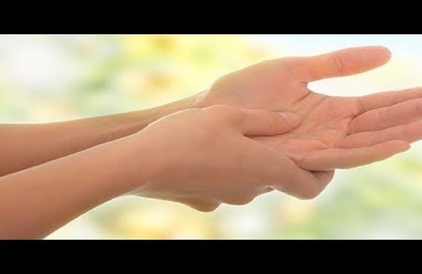 طبيب يوضح سبب تنميل اليدين ليلا