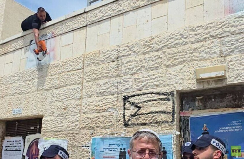 مجموعة من اليهود الحريديم تهاجم بن غفير بسبب "العلم الفلسطيني" (فيديو)