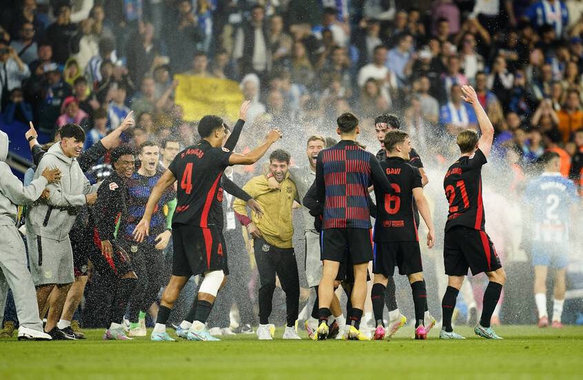 رد فعل مفاجئ من لاعبي برشلونة على محاولة إسبانيول إفساد الاحتفالات (فيديو)