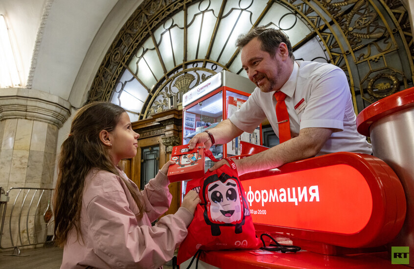 موسكو.. توزيع أكثر من 40 ألف هدية على الأطفال في المترو