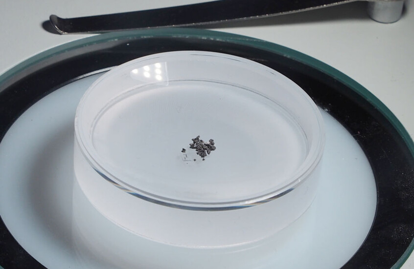 حبيبات زجاجية صغيرة تكشف سرا مثيرا عن أقرب جار سماوي لنا