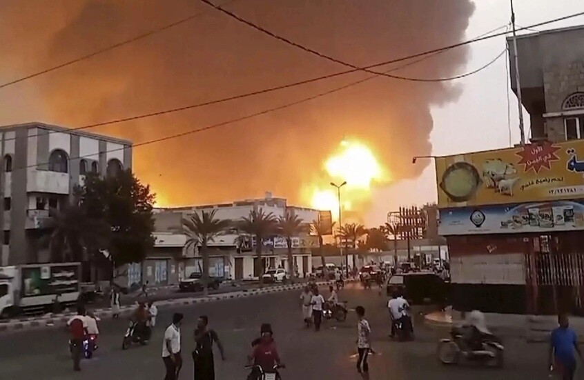 مراسل RT: غارات إسرائيلية تستهدف موانئ الحديدة والصليف ورأس عيسى في اليمن