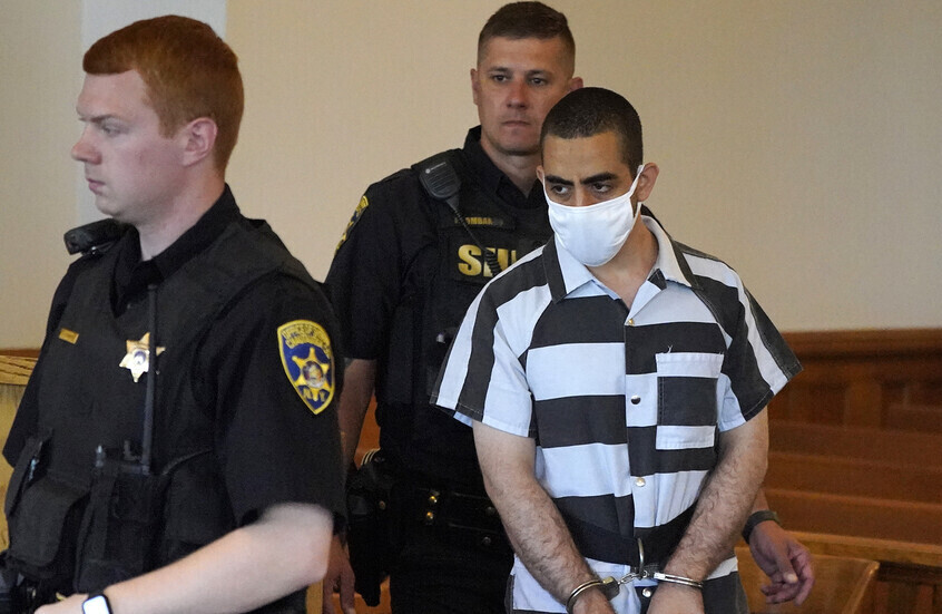 محكمة أمريكية تصدر حكما قاسيا في قضية الهجوم على صاحب "آيات شيطانية"