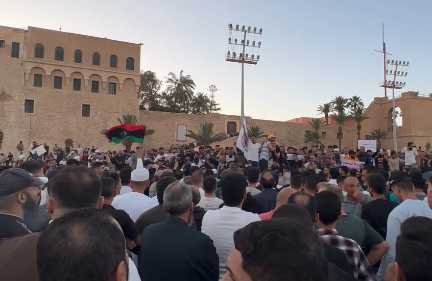 ليبيا.. المتظاهرون يطالبون بـ"إسقاط الأجسام السياسية وحل كافة التشكيلات المسلحة" (فيديوهات)