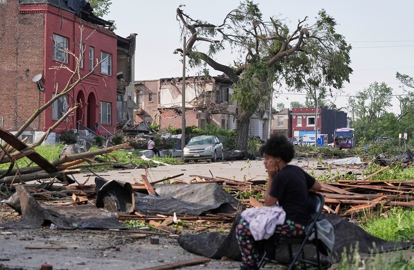 العواصف تودي بحياة 21 شخصا وتخلف دمارا واسعا في وسط وغرب الولايات المتحدة