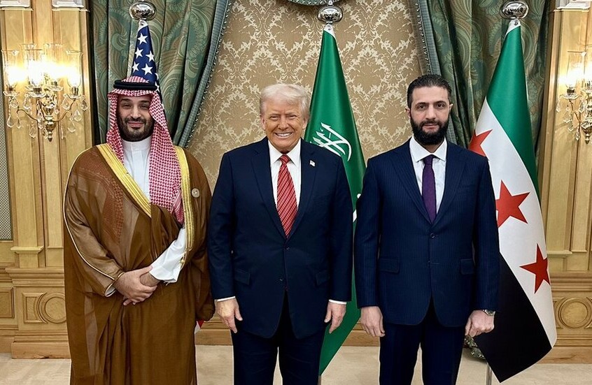 منصة "إيكاد": "الذباب الإلكتروني" يشن حملة تقودها حسابات مؤيدة لإيران وإسرائيل تهاجم الرئيس الشرع