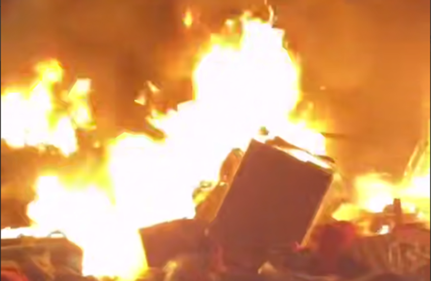 مشاهد لا تحتمل لأب فلسطيني يحاول إنقاذ طفله من حريق هائل سببه قصف إسرائيلي على خان يونس