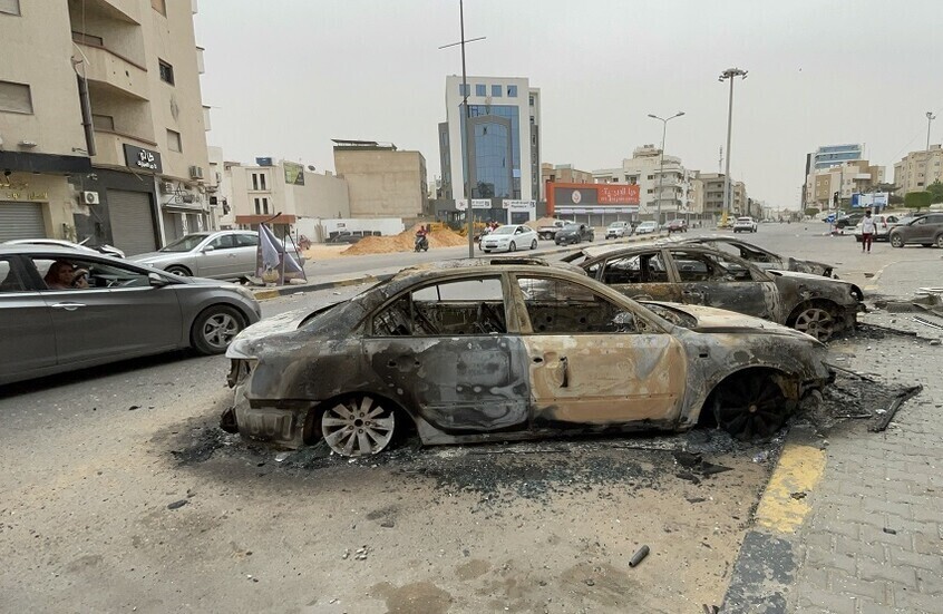 ليبيا.. محتجون يغلقون الطرق في جنزور غرب طرابلس احتجاجا على وصفهم بـ"مدفوعي الأجر" (فيديو)