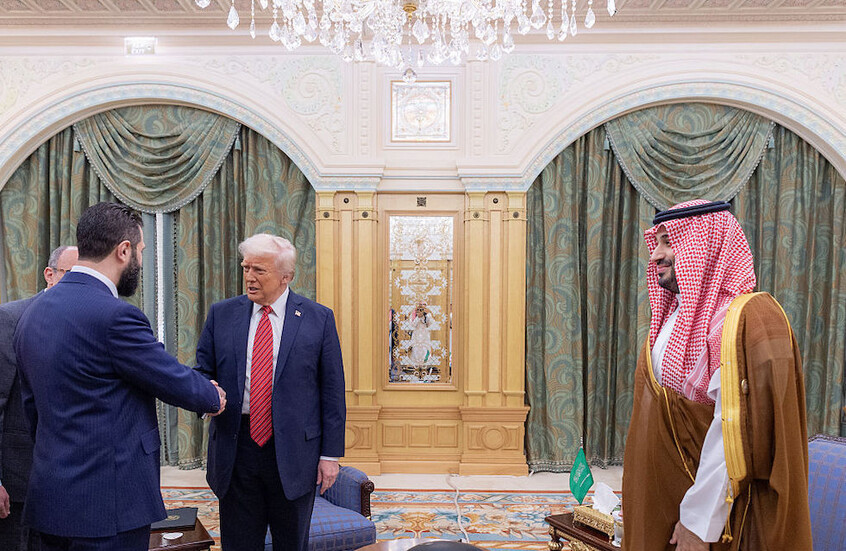 لماذا اتخذ ترامب قرارا فرديا مفاجئا بخصوص العقوبات على سوريا؟