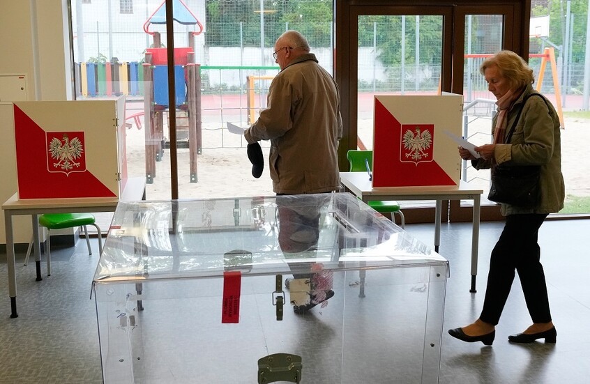 بولندا تجري انتخابات رئاسية لاختيار خليفة أندريه دودا