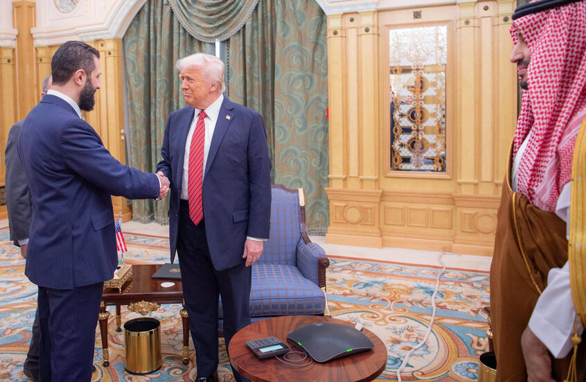 جهاز أسود في لقاء ترامب والشرع وبن سلمان يسرق الأضواء