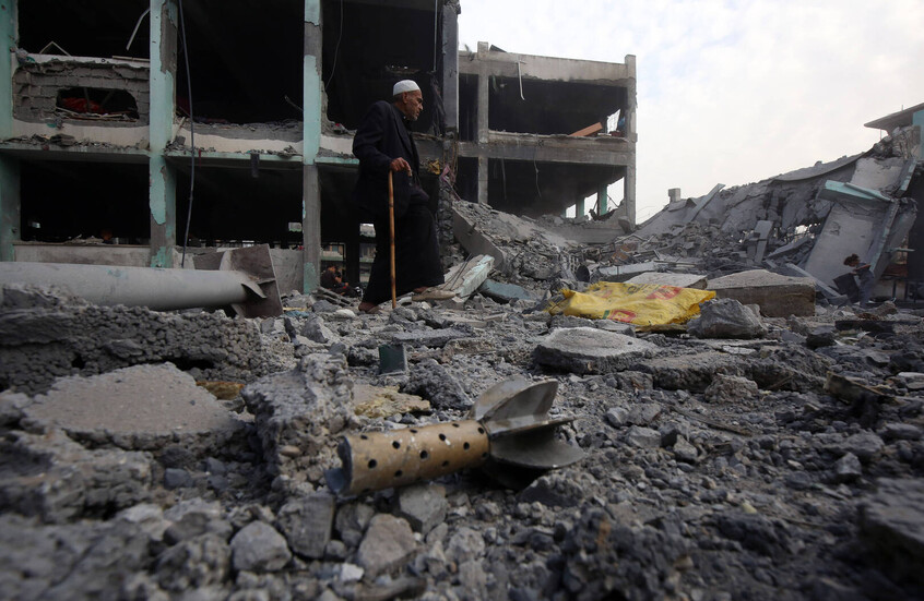 مراسلنا بغزة: الجرافات الإسرائيلية تهدم سور المستشفى الإندونيسي