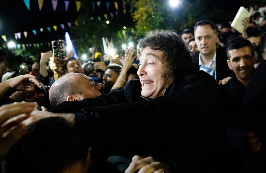 رئيس الأرجنتين يتهم مراسلا بضربه عمدا بعد ارتطام ميكروفون بأنفه (فيديو)