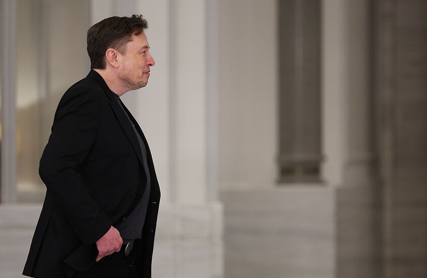 ماسك يعرب عن تأييده لمؤسس 