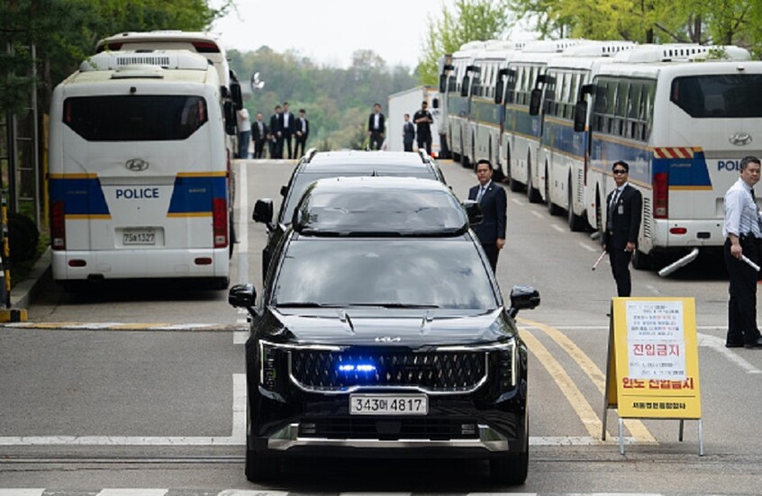 سيئول.. الرئيس السابق يحضر للمحاكمة بشاحنة سوداء والمؤبد أو الإعدام في حال إدانته
