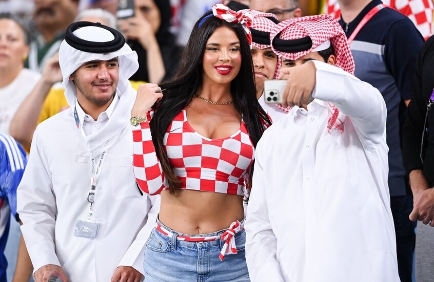 إطلالة مثيرة "للمشجعة الأكثر جاذبية" في مونديال قطر 2022 مع رئيس الفيفا.. (صور+ فيديو)