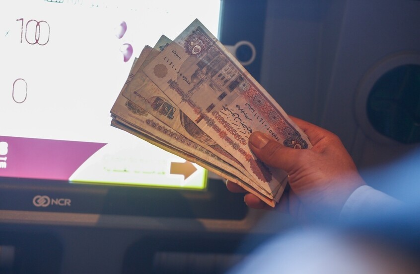 "هو أنا لسه عايش؟".. كاتب صحفي مصري يروي تفاصيل إيقاف معاشه لبلوغه الـ 90 من عمره