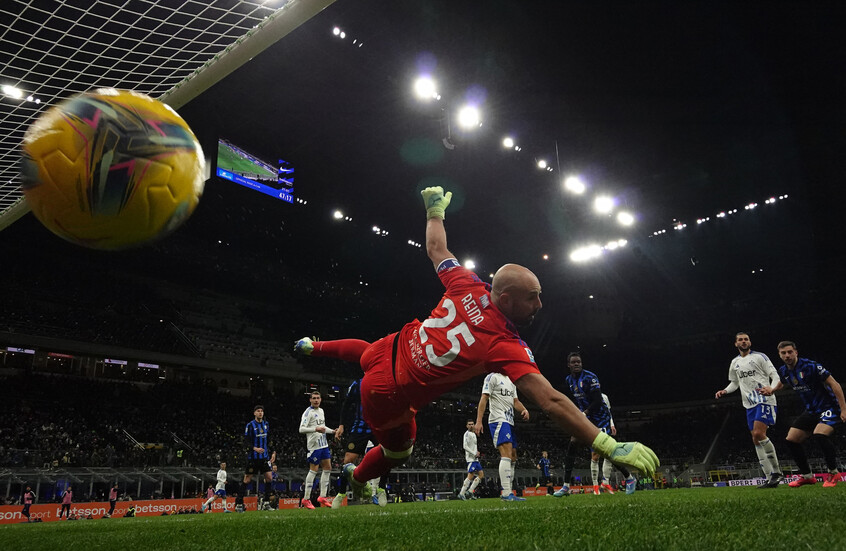 الحارس الإسباني الشهير بيبي رينا يعلن اعتزال كرة القدم نهائيا