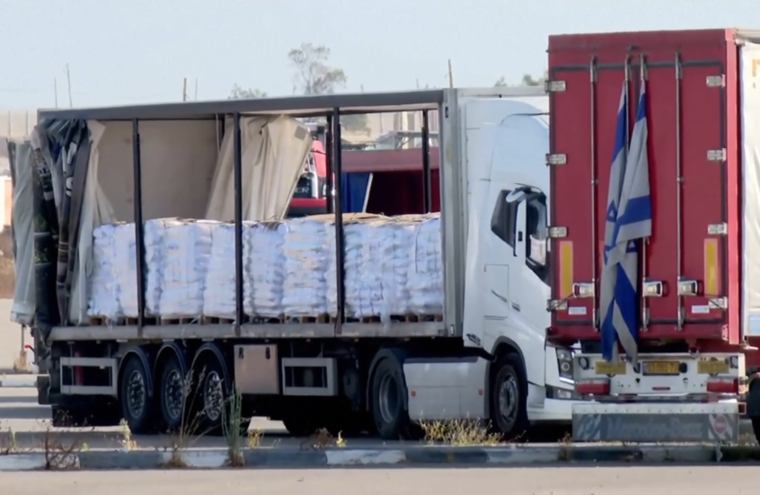 شاحنات المساعدات تدخل غزة بعد نحو 3 أشهر من الحصار الإسرائيلي